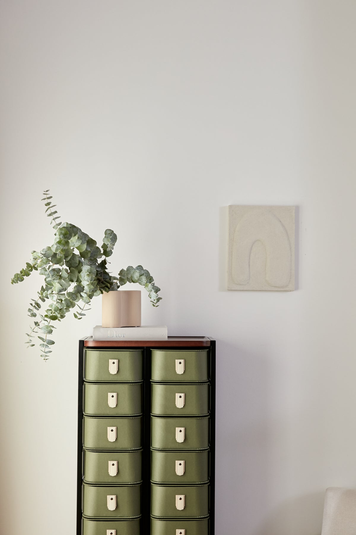 Olive New York 20 Box Stand by SAGITINE with black stand and cream handles